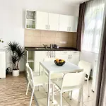 Poolside Appartement *