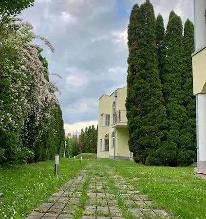 Poolside Apartman Apartman *