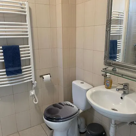 Poolside Apartman *