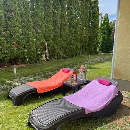 Poolside Apartman Apartman *