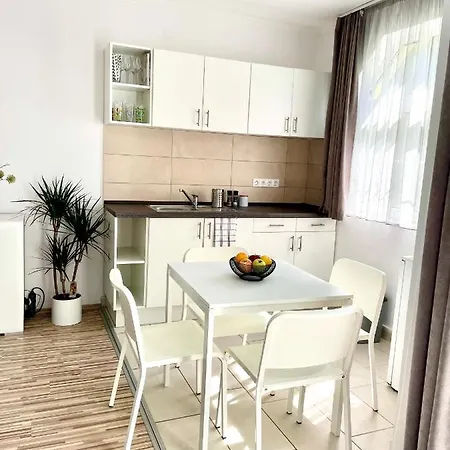 Poolside Apartman Apartman *