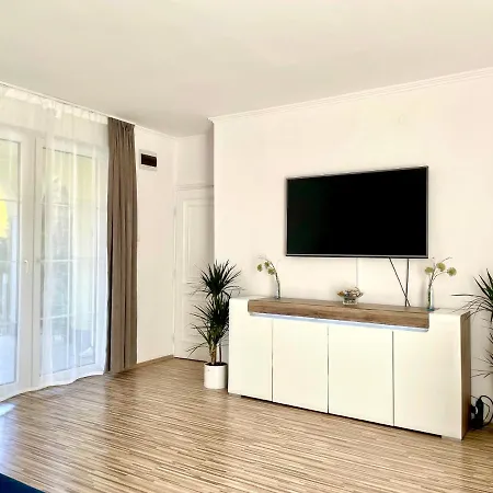 Poolside Apartman *